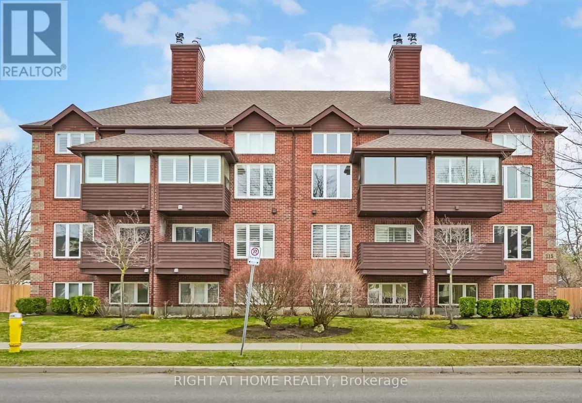 Collingwood, ON L9Y2P3,215 Pine ST #4