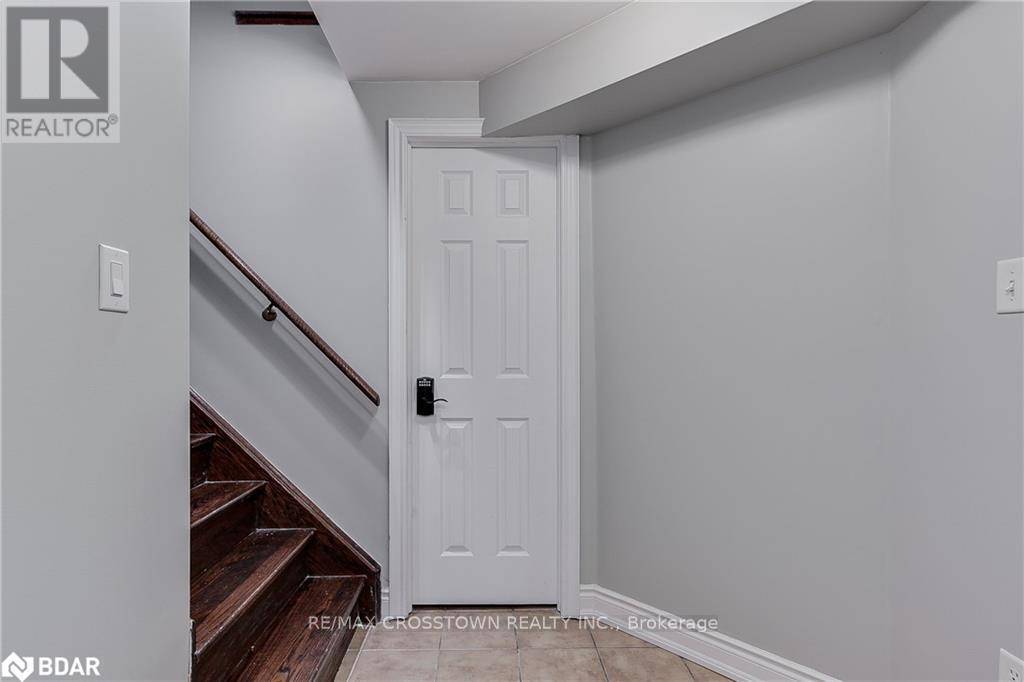 Barrie (innis-shore), ON L4M0A7,25 CHARLEMAGNE AVE #LOWER