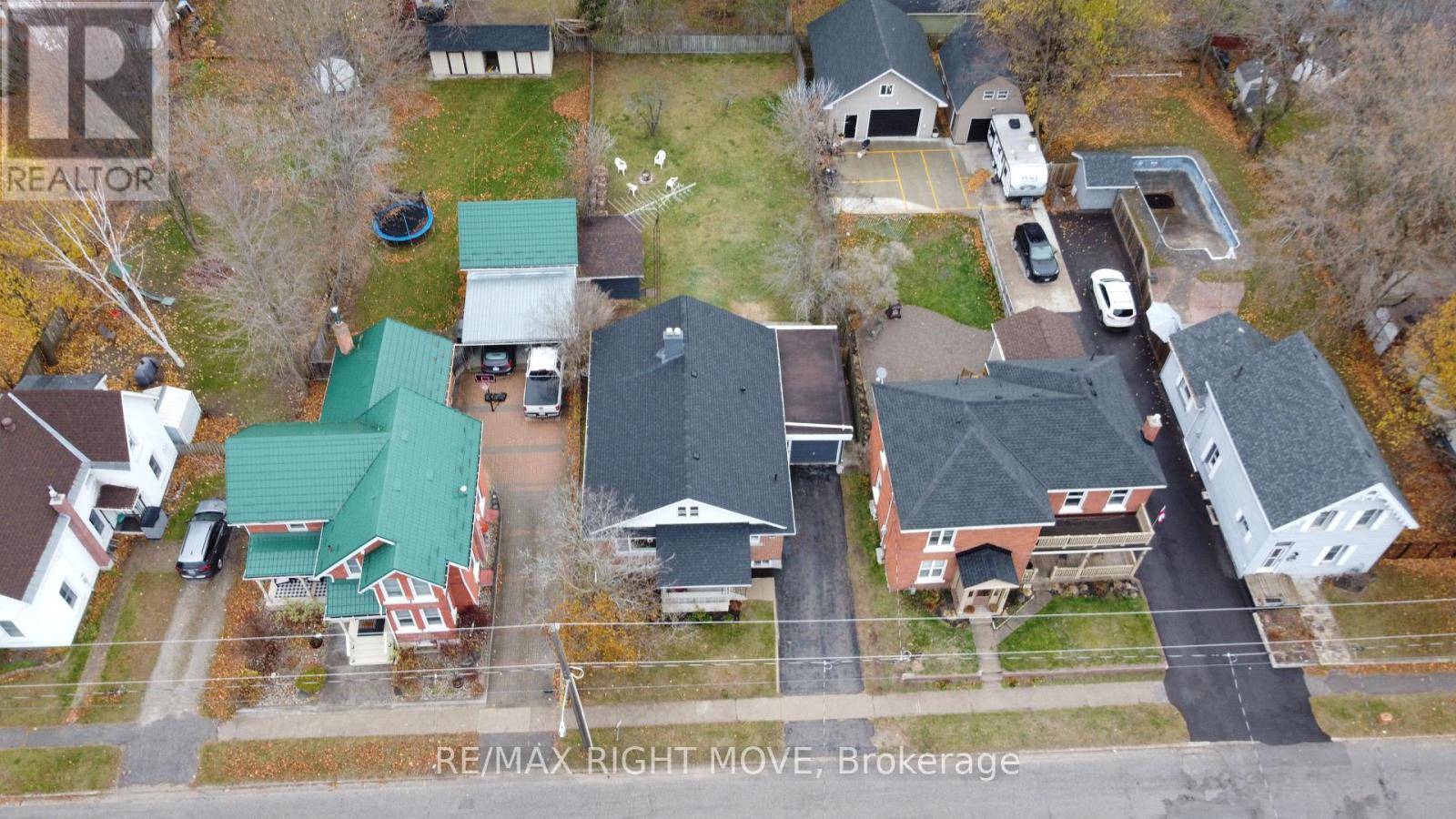 Orillia, ON L3V3E6,206 MARY STREET