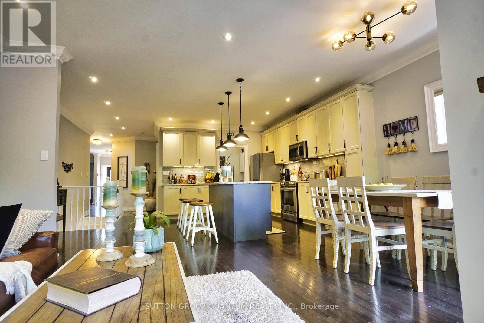 Barrie (innis-shore), ON L4M0B8,71 VERSAILLES CRESCENT