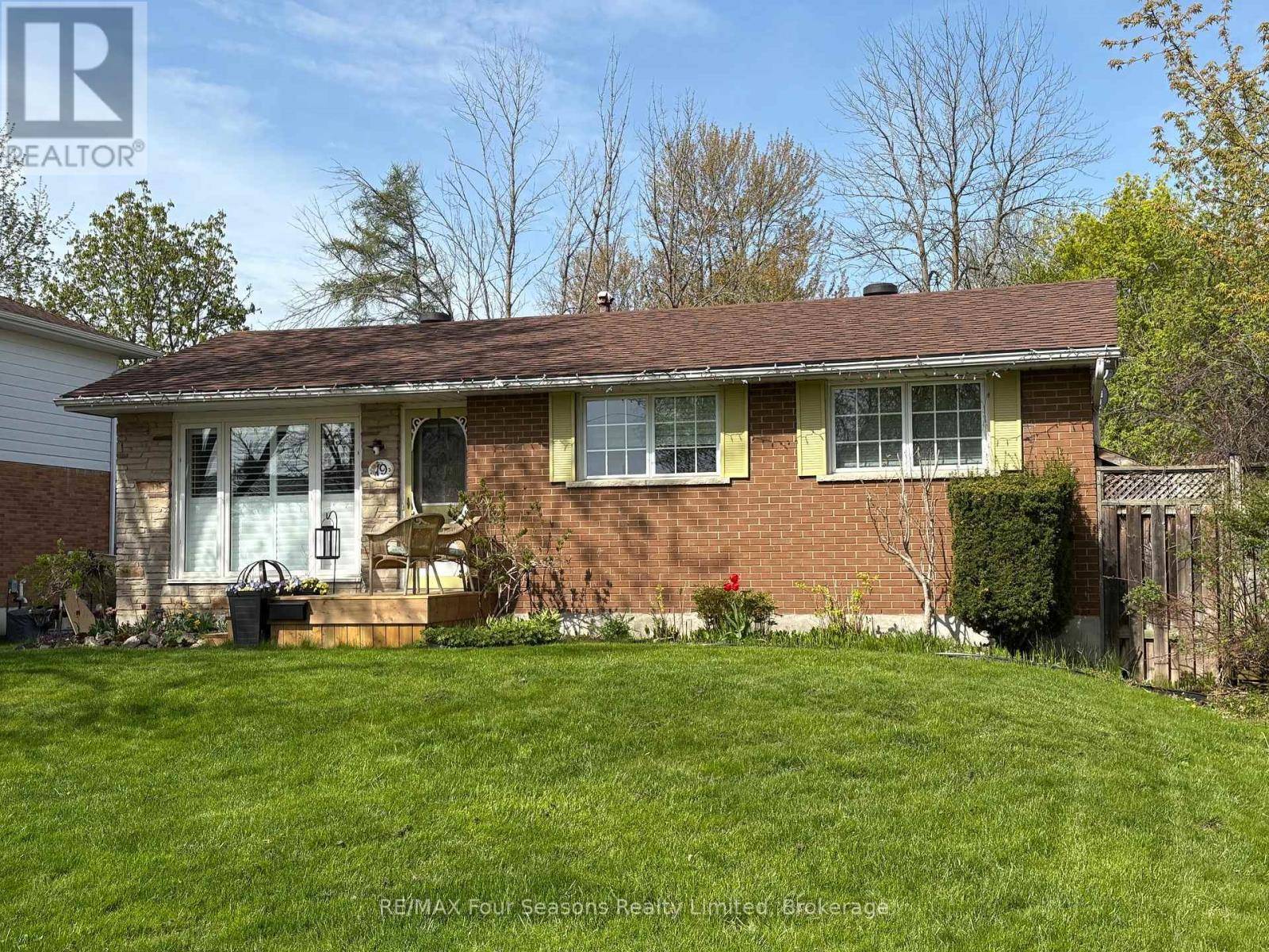 Collingwood, ON L9Y3B7,19 CLARKSON CRESCENT