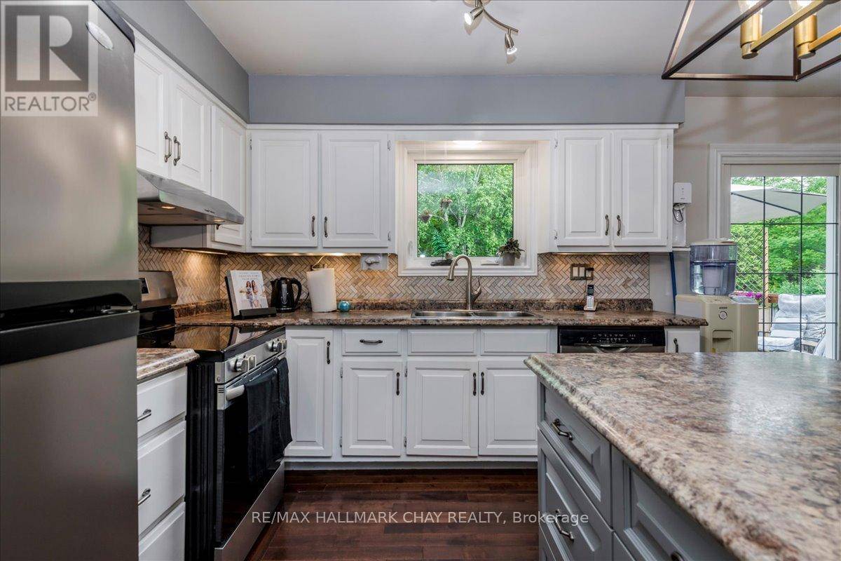 Springwater (elmvale), ON L0L1P0,17 GLENVIEW AVENUE