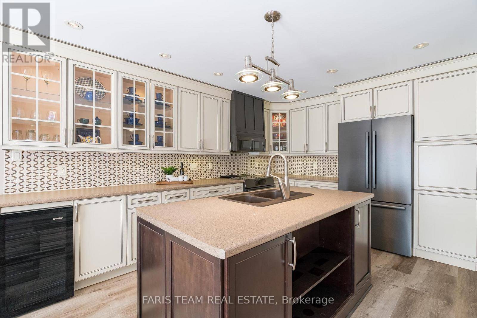 Tiny, ON L9M0M2,6 MEADOWBROOK BOULEVARD