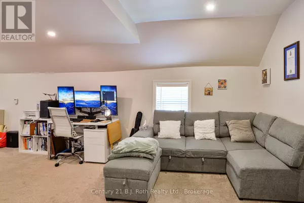 Orillia, ON L3V5P2,62 DUNLOP STREET