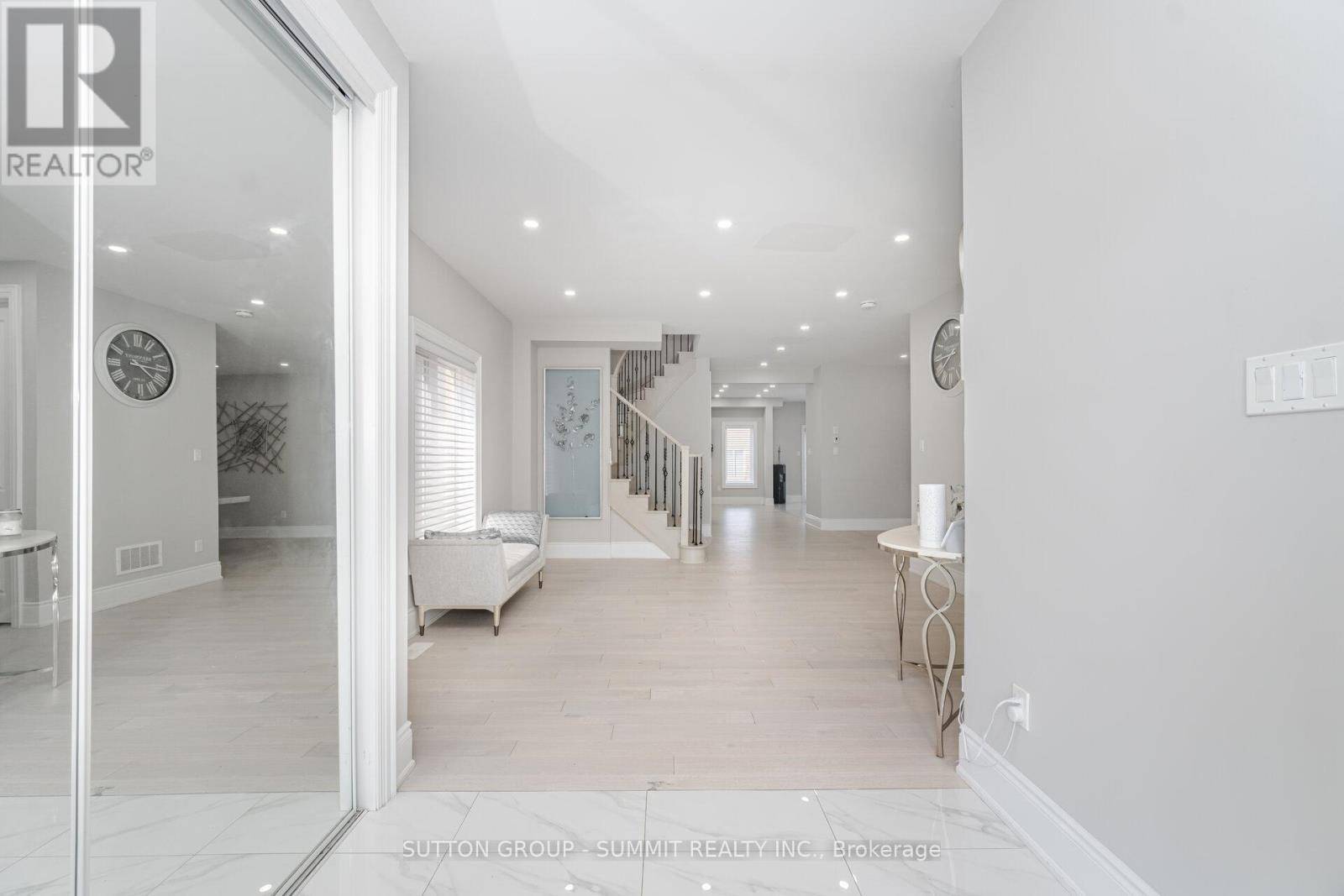 Barrie (innis-shore), ON L4M0A3,16 WESTMINSTER CIRCLE E
