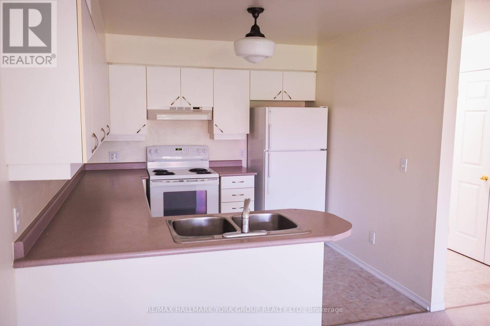 Barrie (letitia Heights), ON L4N1L9,143 Edgehill DR #408