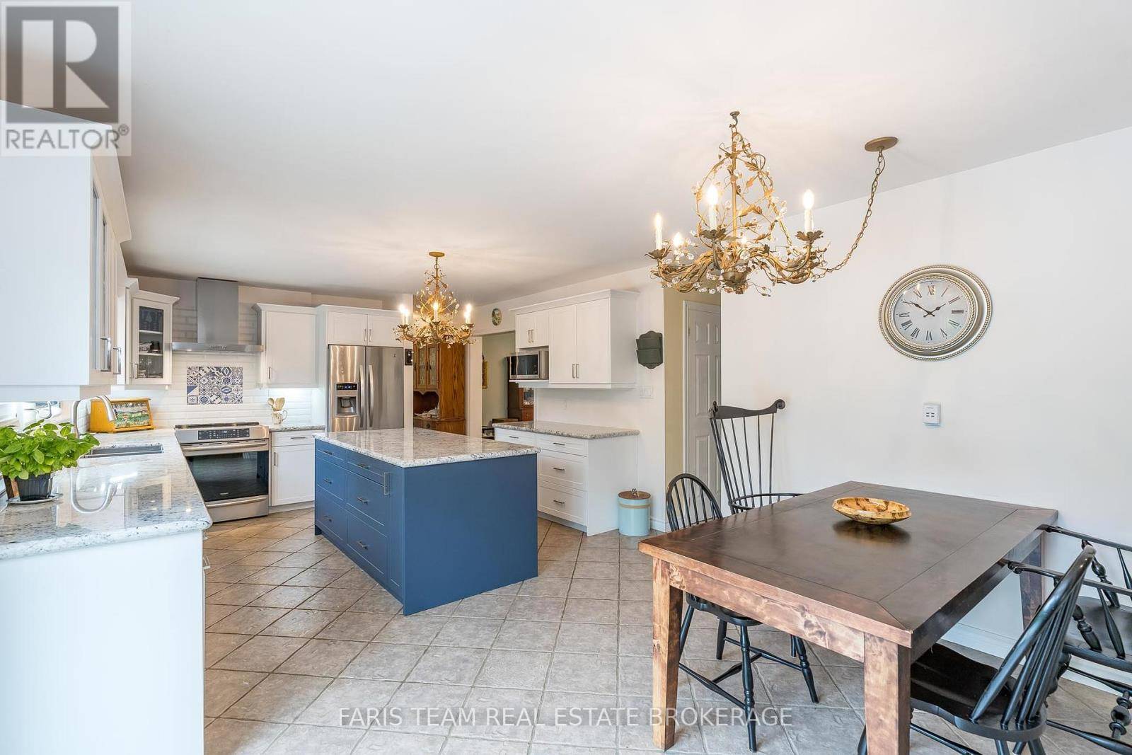 Springwater (midhurst), ON L9X0N8,32 CAIRNS BOULEVARD