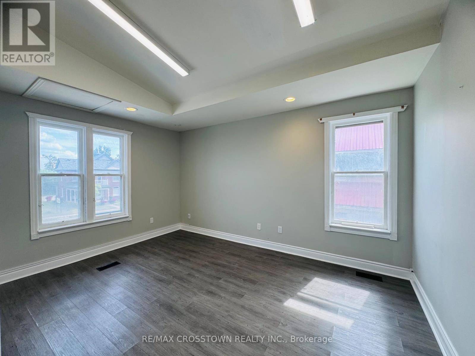 Barrie (lakeshore), ON L4N1B3,178 Dunlop ST West #Upper