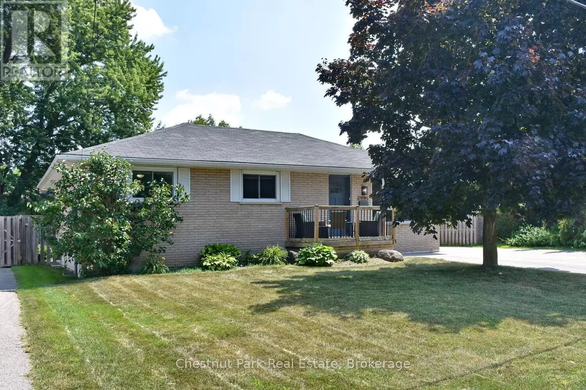 Collingwood, ON L9Y2Z7,647 OAK STREET