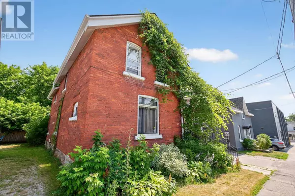 Orillia, ON L3V5K1,16 Albert ST North #Upper