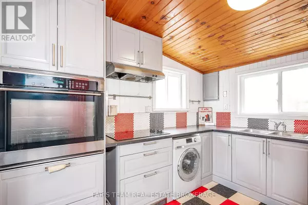 Tay, ON L0K2C0,4 SCHOONER LANE