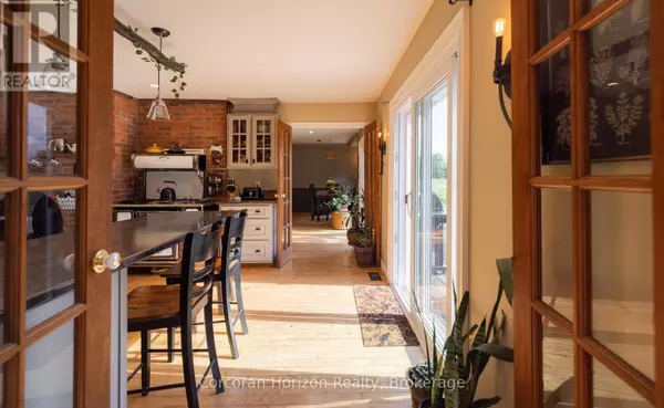 Oro-medonte, ON L4R4K3,707 PETER STREET W