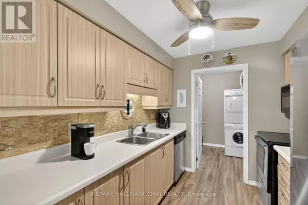 Barrie (sunnidale), ON L4N6S1,10 Coulter ST #124