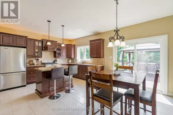 Oro-medonte (shanty Bay), ON L0L2L0,64 RED OAK CRESCENT