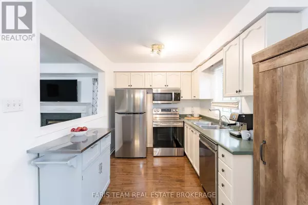 Barrie (holly), ON L4N9N3,7 ROUND LEAF COURT