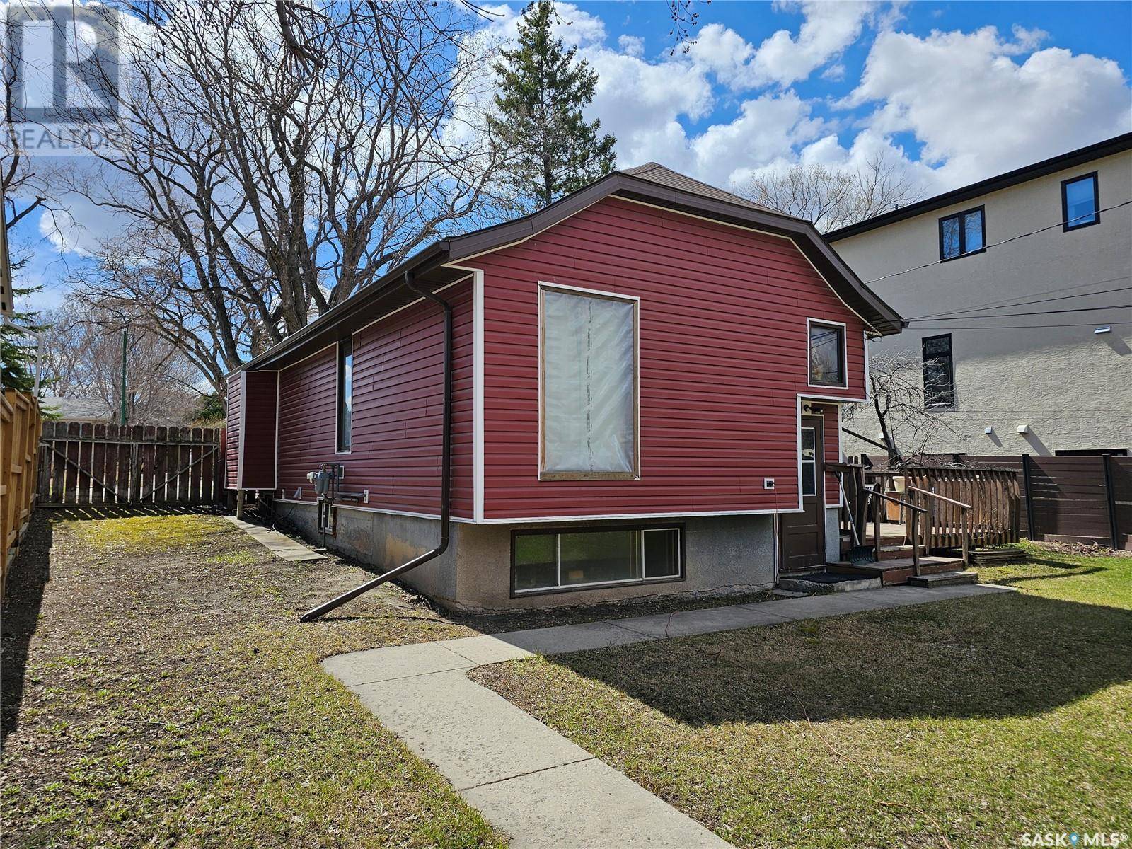 Saskatoon, SK S7H0Y9,1109 7th STREET E