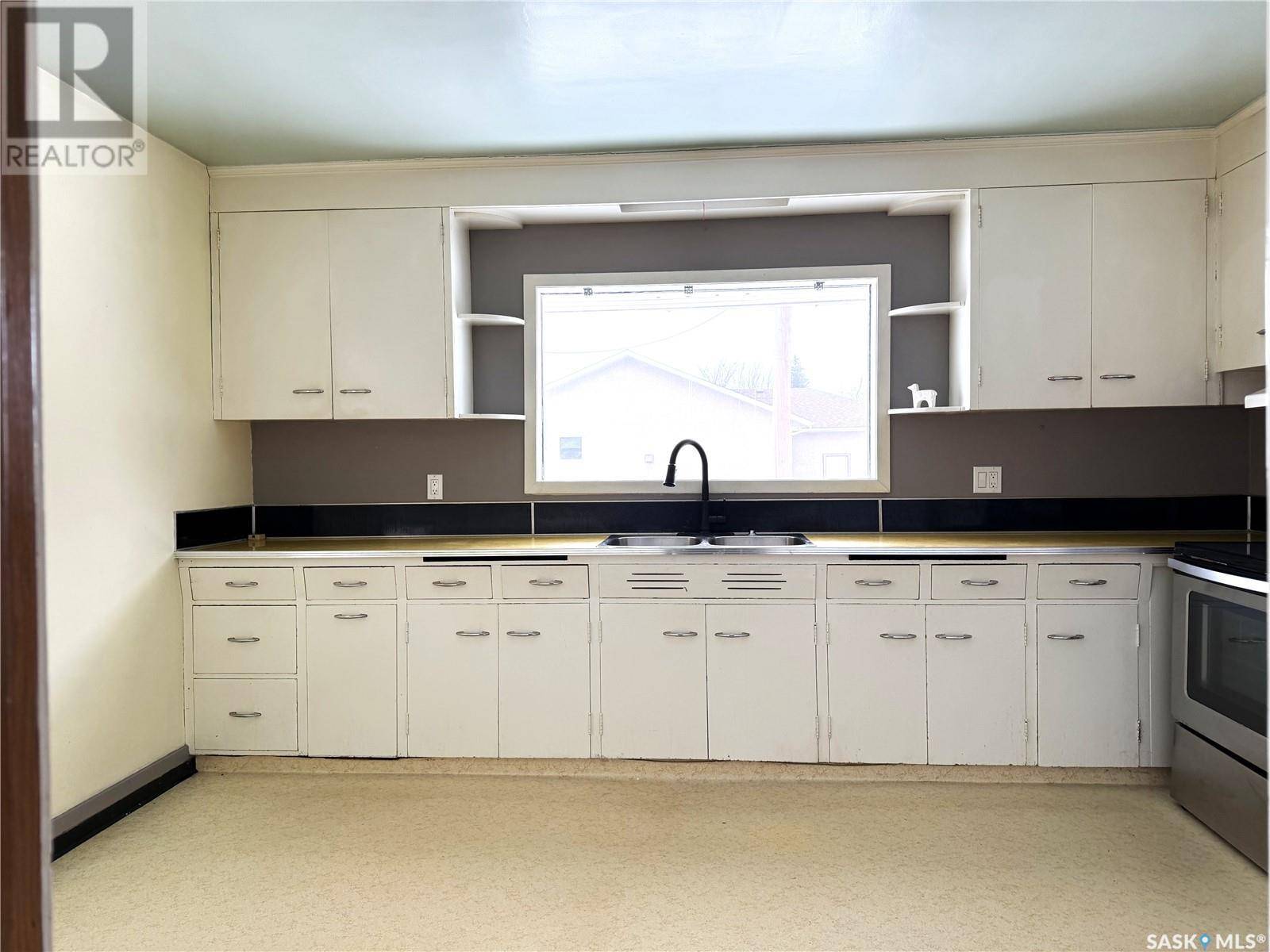 Humboldt, SK S0K2A0,637 6th STREET