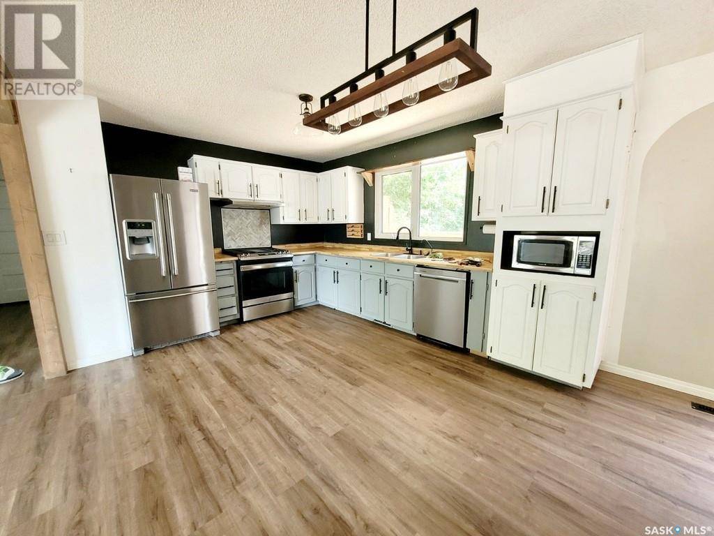 Weyburn, SK S4H2P2,224 17th STREET NE