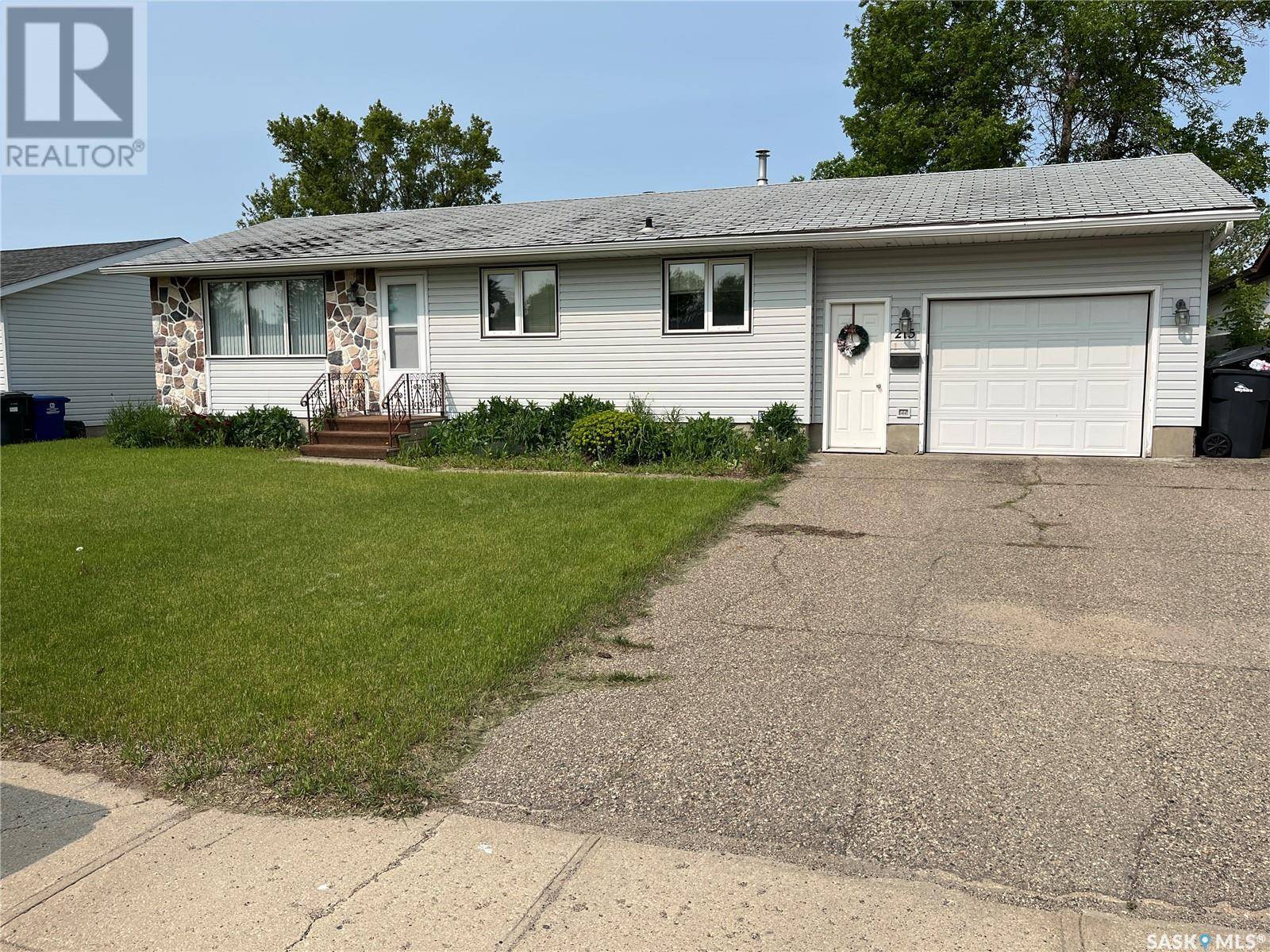 215 17th STREET NE, Weyburn, SK S4H2P1