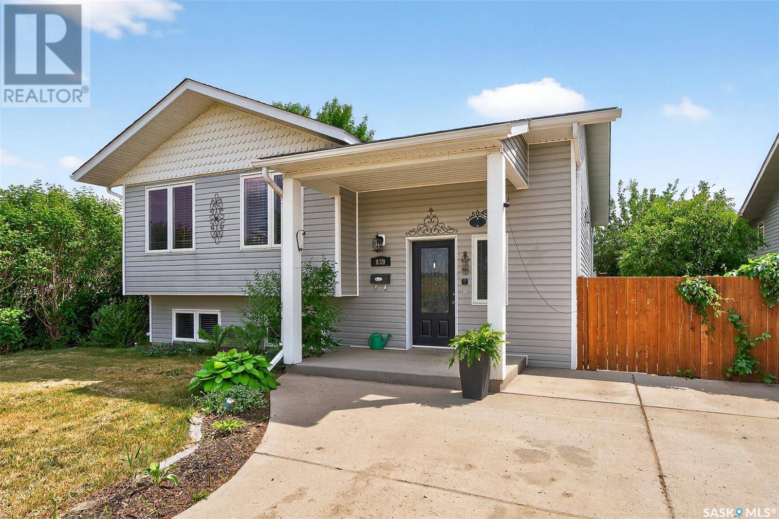 Moose Jaw, SK S6H0T1,939 Oxford STREET E