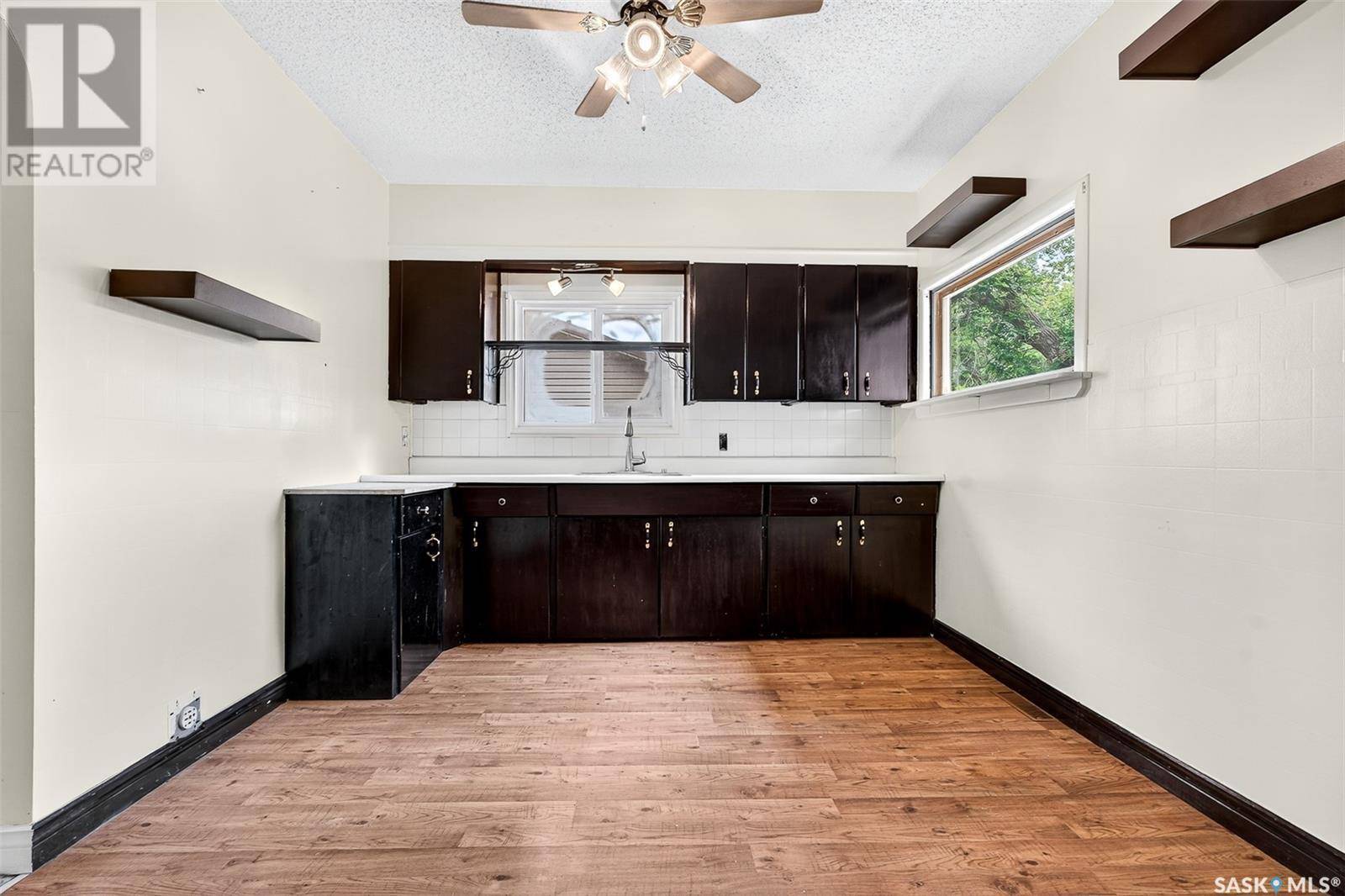 Moose Jaw, SK S6H5N9,941 Vaughan STREET