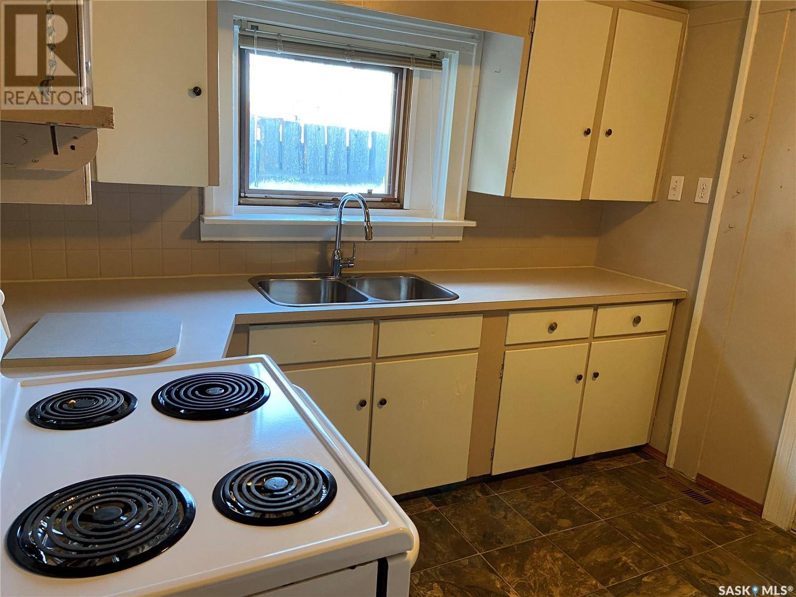 Moose Jaw, SK S6H1M1,824 Cartier AVENUE