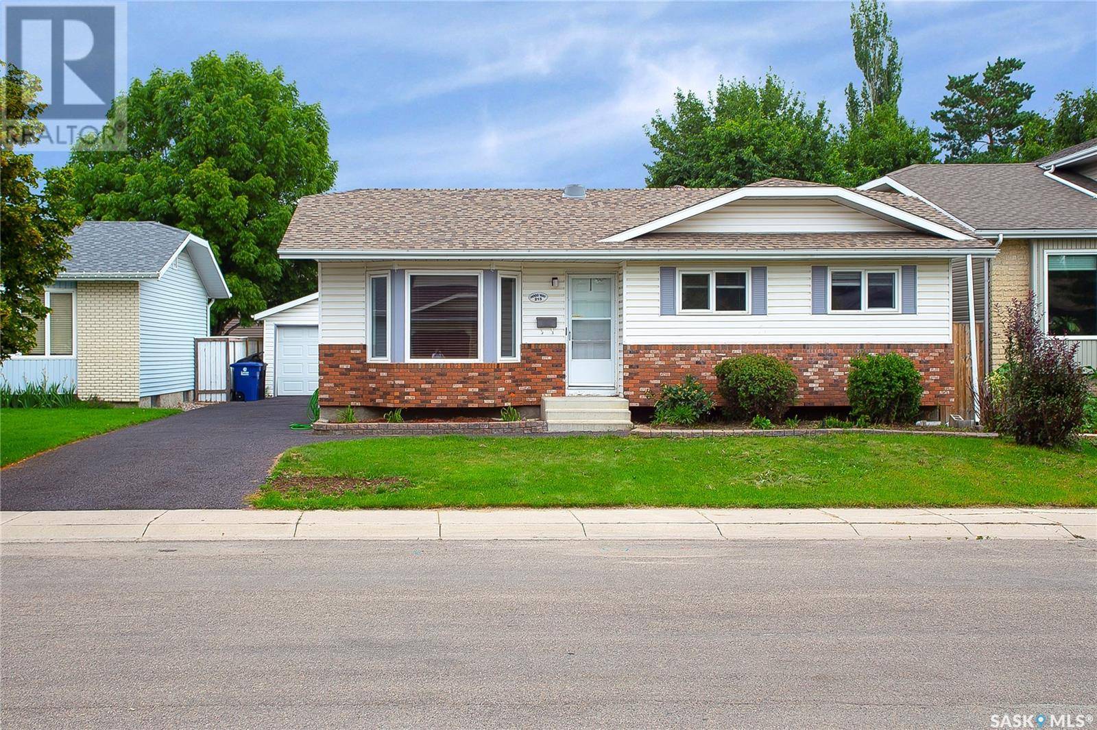 215 Hogg WAY, Saskatoon, SK S7N3W4
