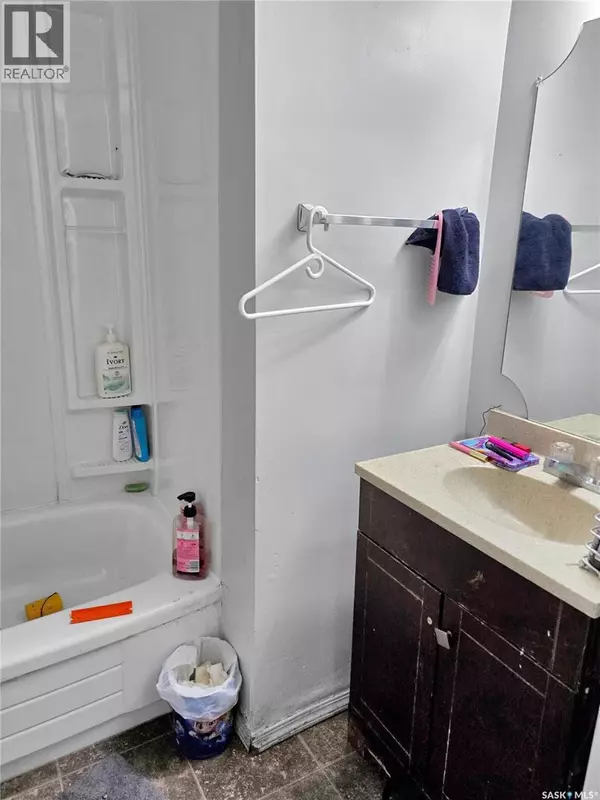 Saskatoon, SK S7M3A1,327 S AVENUE S