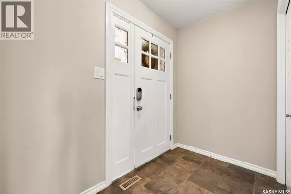 Regina, SK S4W0C8,5113 Aerial CRESCENT