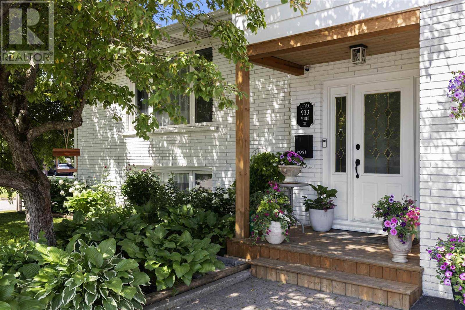 Sault Ste. Marie, ON P6B5W8,933 North ST