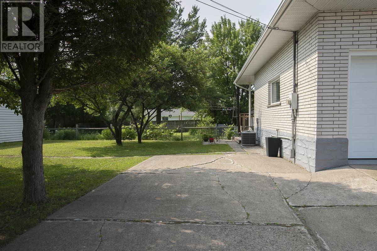Sault Ste. Marie, ON P6B3W2,17 Wawanosh AVE