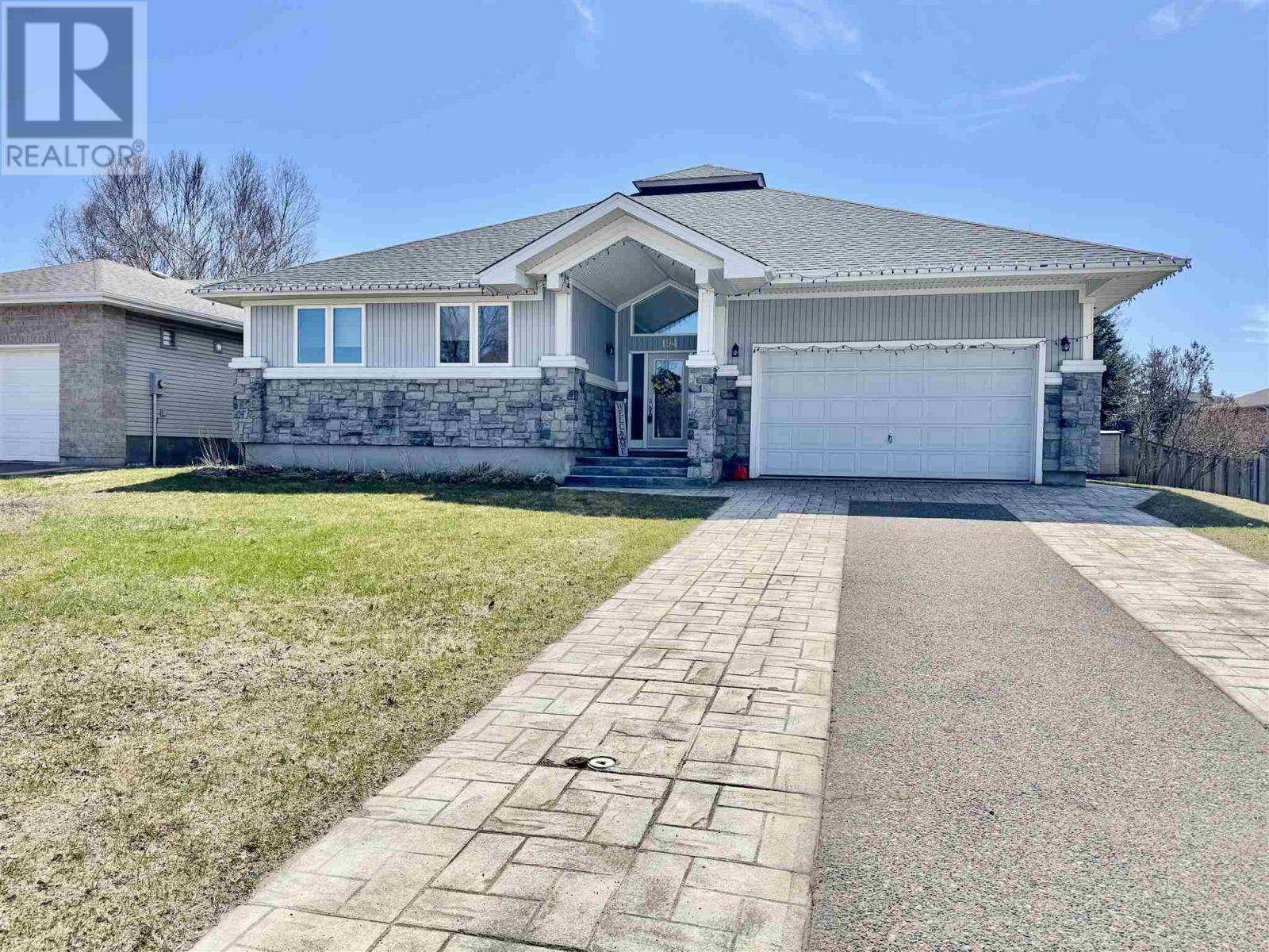 194 Wolverine CRES, Thunder Bay, ON P7C5Z1
