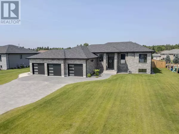 2111 Magnolia DR, Thunder Bay, ON P7K0J3