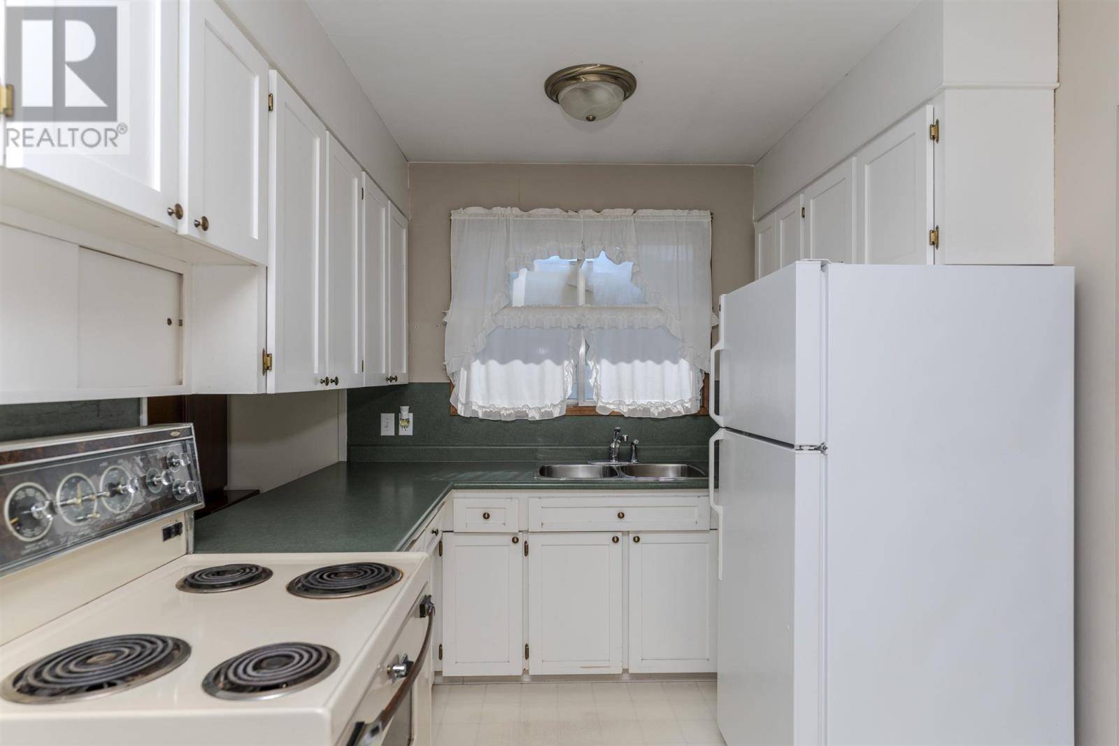 Thunder Bay, ON P7C1H1,526 Victoria AVE W