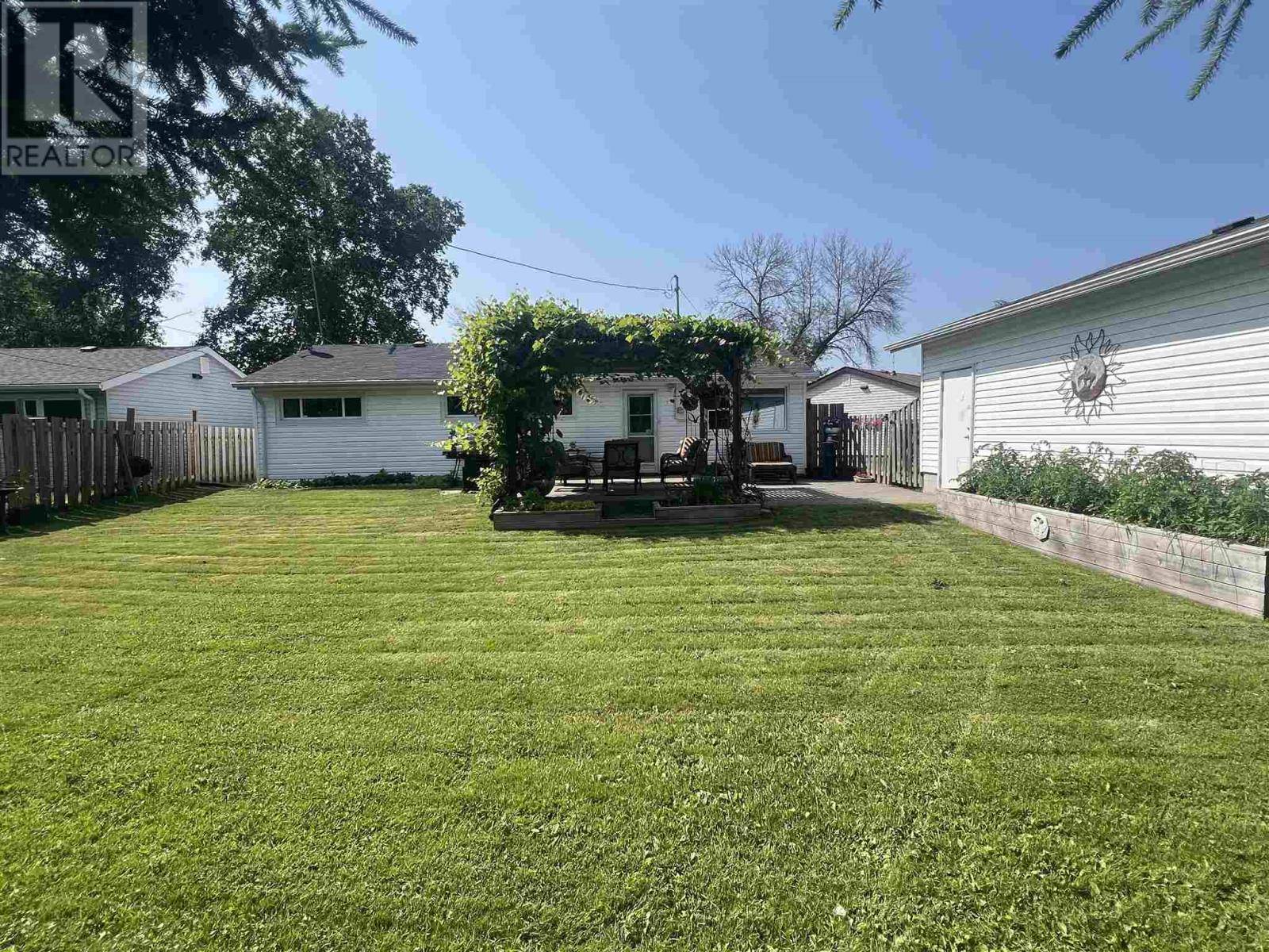 Thunder Bay, ON P7E2C8,716 Ruskin CRES