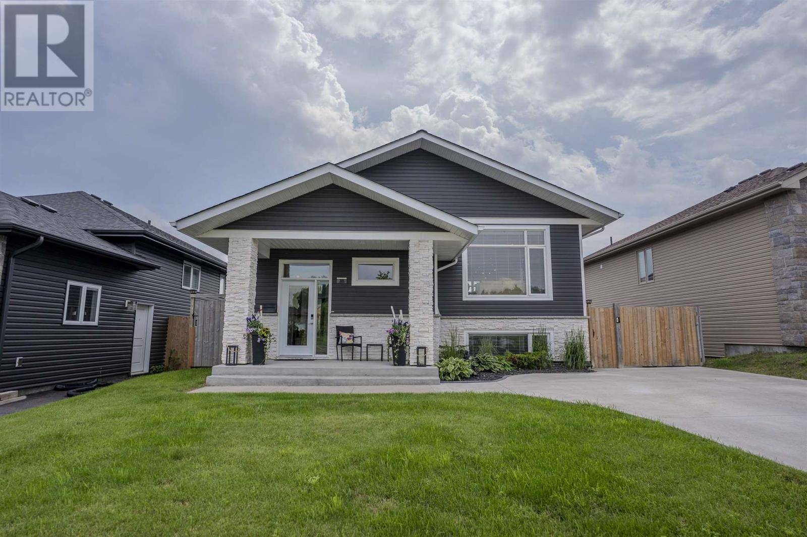 305 PIONEER DR, Thunder Bay, ON P7G2N1