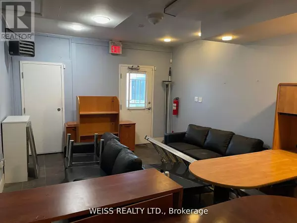 Toronto (forest Hill North), ON M6C2B6,868 EGLINTON AVENUE W