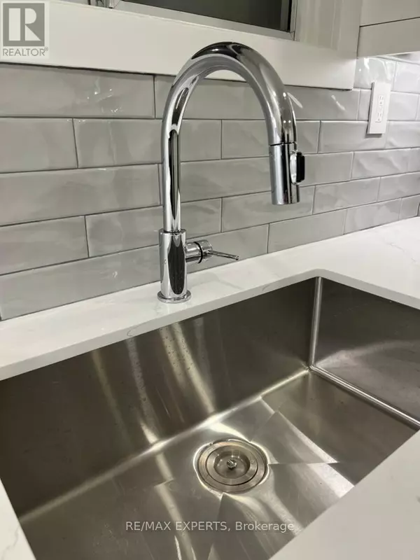 Toronto (humewood-cedarvale), ON M6C2S1,101 Kenwood AVE #2