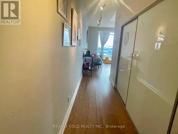 Toronto (niagara), ON M5V3W5,90 Stadium RD #1706