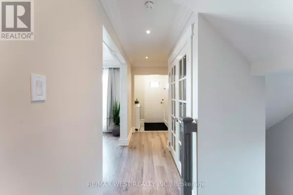 Toronto (black Creek), ON M3N1P6,70 WHEATSHEAF CRESCENT