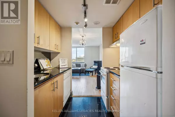 Toronto (downsview-roding-cfb), ON M3M2E9,2737 Keele ST #821