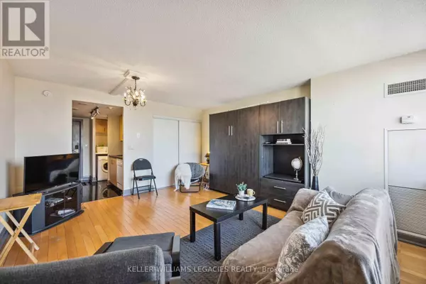 Toronto (downsview-roding-cfb), ON M3M2E9,2737 Keele ST #821