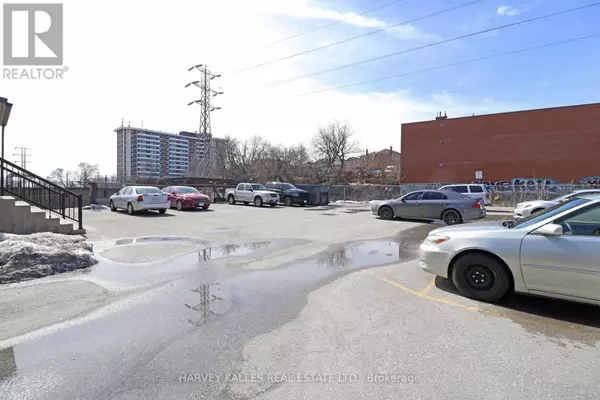 Toronto (caledonia-fairbank), ON M6E4X5,500 Gilbert AVE #202