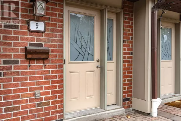 Mississauga (clarkson), ON L5J4J9,1010 Walden CIR #9