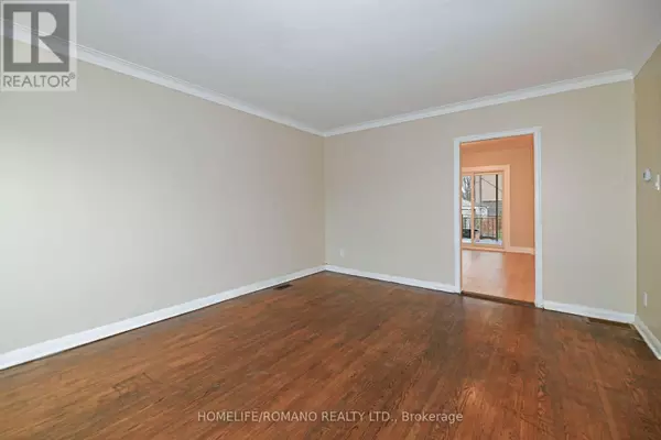 Toronto (downsview-roding-cfb), ON M3L1L2,74 CHALKFARM DRIVE