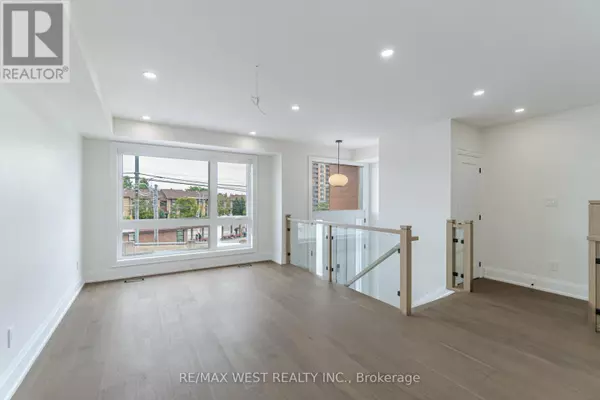 Toronto (long Branch), ON M8W1R5,52 EXMOOR DRIVE