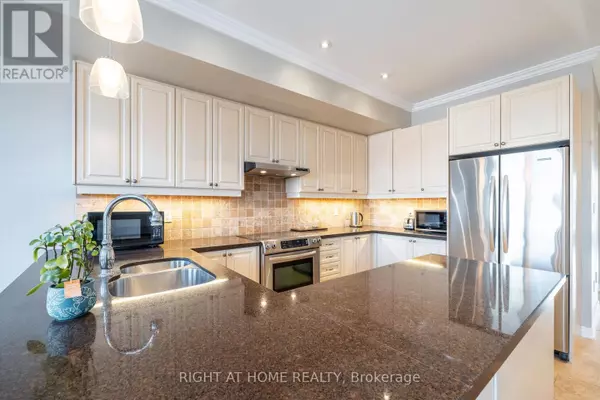 Oakville (1001 - Br Bronte), ON L6L3H8,96 Nelson ST South #31