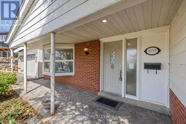 Oakville (wo West), ON L6L4G7,600 WEYNWAY COURT