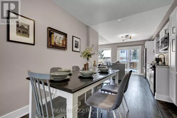 Oakville (1015 - Ro River Oaks), ON L6H5L8,2272 Mowat AVE #64