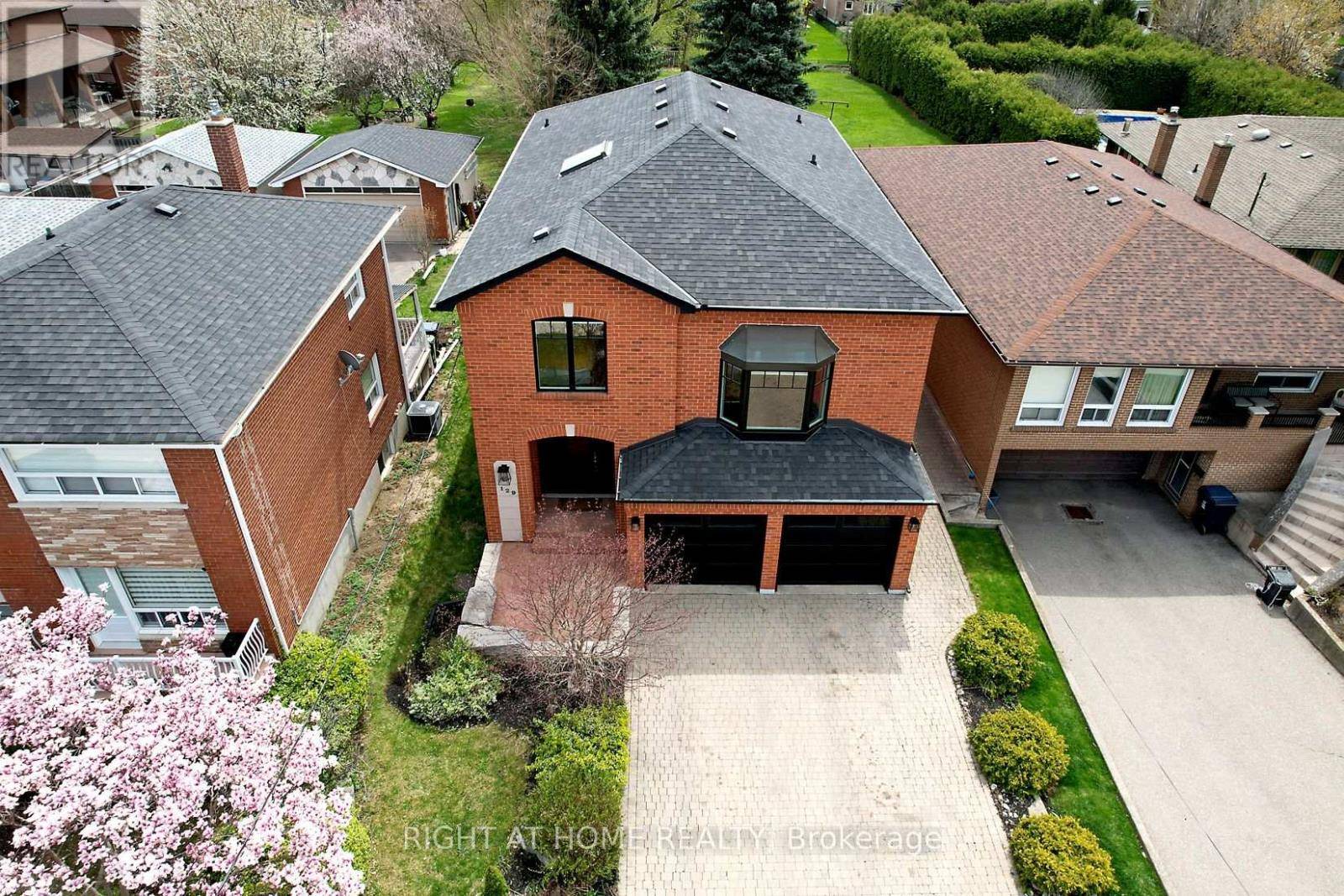 Toronto (rustic), ON M6L1N7,129 MAPLE LEAF DRIVE